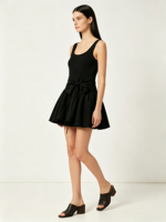 Robe courte pour femme, col en U, sans manches, en maille côtelée, style débardeur, avec taille nouée et jupe évasée froncée