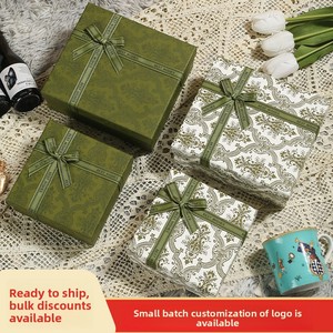 Caja de Regalo Rectangular Grande de Cartón Verde con Tapa y Base con Relieve y Lazo, de Alta Gama, en Stock - Product Image 2