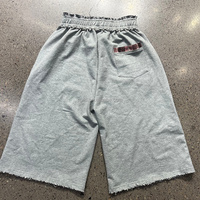 Shorts amples en molleton à jambes larges avec logo personnalisé, ourlet effiloché, taille élastique à volants, empiècement à carreaux et poche arrière, style streetwear