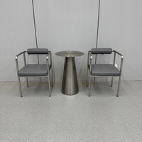Salle à manger privée, chaises en acier inoxydable avec accents en cuir + table d'appoint ronde, mobilier de restaurant