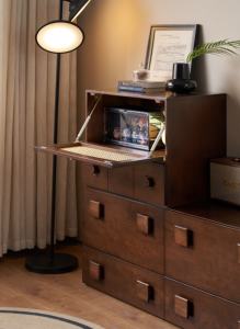 Meuble de <span class=keywords><strong>rangement</strong></span> à tiroirs multicouches brun rétro créatif Table d'appoint pour <span class=keywords><strong>lit</strong></span> à la maison Support TV pour salon chambre tables de chevet - Product Image 4