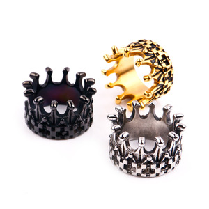 Anel Atacado Estilo <span class=keywords><strong>Punk</strong></span> <span class=keywords><strong>Retro</strong></span> Gótico Coroa em Aço Titânio Anéis Góticos em Aço Inoxidável Anéis de Coroa Dourados e Pretos para Homens e Mulheres - Product Image 1
