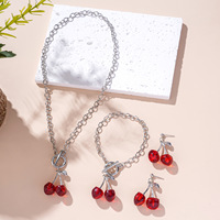 Parure de bijoux élégante pour femme, motif cerise rouge et noire vintage, comprenant boucles d'oreilles clous à pompon, collier, bracelet chaîne cordon et chaîne de clavicule OT
