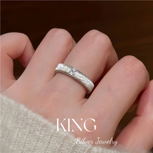 Anillo de plata de ley S925 chapado en oro con incrustaciones de diamantes para compromiso, anillo de moda unisex de King Silver Jewelry. - Product Image 4