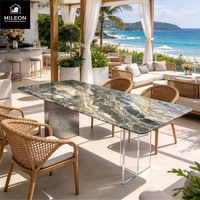 Table à manger rectangulaire moderne de luxe en marbre avec plateau en marbre, pieds en acrylique et en métal, parfaite pour les salles à manger de villas familiales