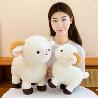 En gros, Peluche agneau blanc debout à cornes courbes, jouet en peluche doux, décoration d'intérieur, cadeau d'anniversaire pour enfants