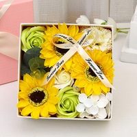 Boîte cadeau de fleurs de savon carrées multicolores, assortiment de roses, de carnations et de fleurs de cerisier pour les cadeaux de vacances, les cadeaux d'anniversaire