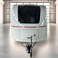 Caravane de camping légère au design épuré pour l'extérieur, idéale pour les voyages et le camping