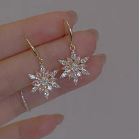 Pendientes de Aleación con Copos de Nieve Navideños con Brillantes Diamantes de Imitación en Tono Dorado, Joyería Elegante para Mujer para Fiestas Navideñas y Días Festivos