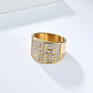 แหวนผู้ชายสแตนเลสสตีลชุบทอง 18K ประดับเพชรเต็มวง ดีไซน์รูปกากบาท สไตล์พังก์ ของขวัญเครื่องประดับรูปทรงเรขาคณิต - Product Image 3