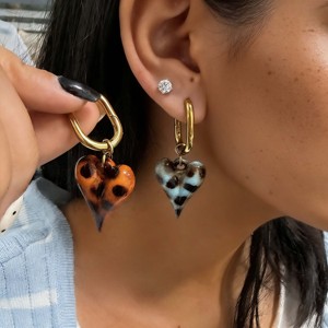 Boucles d'oreilles créoles pendantes en acier inoxydable plaqué or 18 carats, motif léopard multicolore vintage, design émaillé élégant pour fêtes et tenues décontractées - Product Image 6