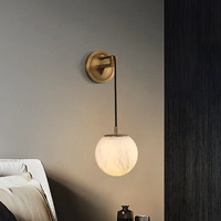 Lampe murale LED moderne et simple de luxe léger pour chambre à coucher avec abat-jour en albâtre naturel, télécommande à intensité variable