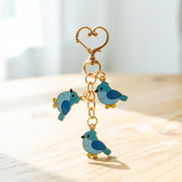 Porte-clés en métal avec triple pendentif émail rigide Vivid Bird et fermoir cœur doré pour décorations de sac