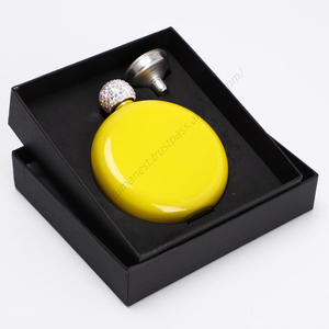 Venta al por mayor LMK183 Mini botella portátil redonda de 5oz, de acero inoxidable, con tapa de diamantes de imitación, para whisky, con forma colorida, para bolsillo. - Product Image 1