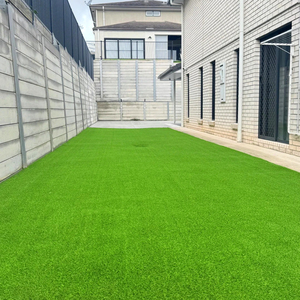 Alfombra de césped Artificial duradera y versátil, alfombrilla de césped de plástico de 10mm para fútbol, golf, paisajismo para uso en patios interiores - Product Image 1