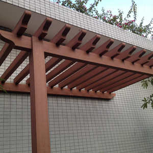 Pérgola de arco curvo de madera WPC con patrones en relieve 3D, columna decorativa para propiedades de villas europeas - Product Image 6