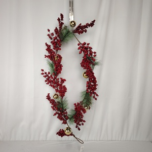 Guirlandes de Noël écologiques en pin et baies, personnalisées, grandes, avec baies rouges et boules dorées, pour la décoration de vitrines de centres commerciaux et de magasins - Product Image 5