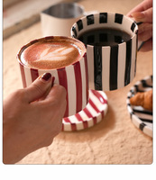Juego de Taza y Platillo de Cerámica con Rayas Rojas y Blancas Personalizadas con Logotipo para Café, Té, Venta al por Mayor, Regalos para Cafeterías y Restaurantes