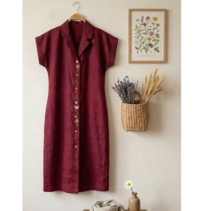 Robe en lin bordeaux d'inspiration bohème avec des accents floraux brodés et des boutons en bois, matière élégante et confortable - Product Image 4
