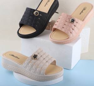 Ciabatte infradito in PVC traspirante da donna dal Design unico - Product Image 1