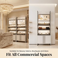 Meuble de présentation de maquillage de style moderne avec cadre doré, miroir intégré et rangement pour les boutiques de cosmétiques et les salons de beauté