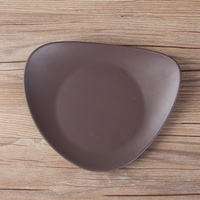 Ensemble d'assiettes de restauration mates en porcelaine de poterie en céramique marron foncé irrégulière pour restaurant hôtel