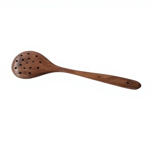 Cuillère à salade en résine écologique avec tête perforée pour la cuisine, partie d'un ensemble de préparation de salades - Product Image 1