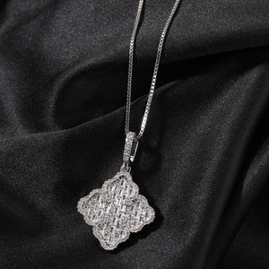 Collier pendentif Hip Hop entièrement serti de zircons, croix en laiton plaqué or 18 carats, style Iced Bramble Wound, avec diamants en zircon - Product Image 3