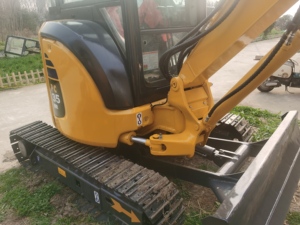 Komatsu PC35MR 3T รถขุดขนาดเล็กของแท้จากญี่ปุ่นเพื่อขุดดินไฮดรอลิกขนาดกะทัดรัดสำหรับโครงการในครัวเรือน - Product Image 5