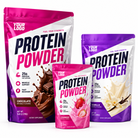 Sachet d'emballage personnalisé pour poudre protéinée violet magenta avec trois pochettes brillantes autoportantes pour les marques modernes de nutrition sportive