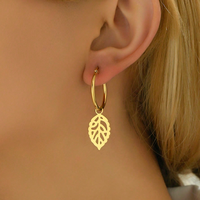 Boucles d'oreilles Monstera Leaf Jewelry sans ternissement Boucles d'oreilles Huggies avec breloques Leaf Boucles d'oreilles en plaqué or avec motif végétal