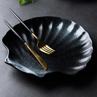 Assiette en porcelaine créative en forme de coquille, style minimaliste irrégulier, peu profonde, compatible micro-ondes, style rétro, luxe léger, plat vintage