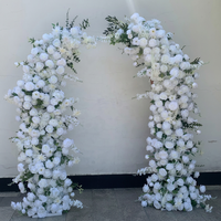 Arche de mariage en gros avec toile de fond florale, arche florale blanche, rouge, rose, arche en forme de corne de fleurs artificielles pour la décoration d'événements