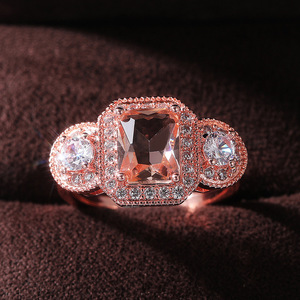 Anello con Cristallo Taglio Principessa in Tono Rosa per Donne, Elegante Accessorio per Ufficio e Feste - Product Image 2