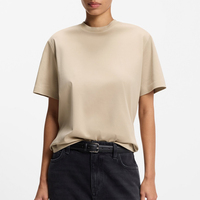 T-shirt pour femme au design élégant et quotidien, conçu pour une liberté de mouvement, avec une forme intelligente et un attrait visuel moderne.