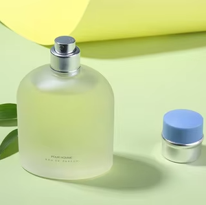 Perfume para Mujer en Botella Rectangular <span class=keywords><strong>de</strong></span> Vidrio Esmerilado, Color Amarillo Pálido, Cuello Plateado, Tapa Azul, Aroma Fresco Costero Marino, Larga Duración - Product Image 5