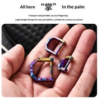 Porte-clés de voiture portable en alliage de titane sablé pour l'extérieur avec boucle fer à cheval personnalisable, anneau en D pivotant et options multi-tailles