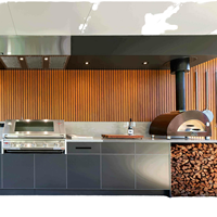 Cuisine d'extérieur moderne Vermont en acier inoxydable noir, écologique, avec armoires, grand four à pizza, évier, charnières et plan de travail blanc