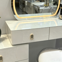 Coiffeuse moderne en chêne avec miroir lumineux et éclairage réglable, rangement organisé pour appartement et chambre à coucher