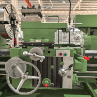 Tour horizontal CNC robuste Yade CW6163E, largeur de guidage 550 mm, alésage de broche 105 mm, longueur de pièce maximale 1000 mm, 3 mors