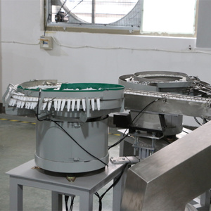 Fabricante de bomba de <span class=keywords><strong>pistola</strong></span> cuadrada Máquina de ensamblaje de tapa superior de disco Máquina de Ensamblaje automático de botellas cosméticas - Product Image 3