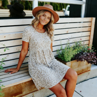 Robe courte à imprimé léopard pour femmes, manches courtes, coupe ample, style babydoll, pour les vacances d'été, à porter au quotidien