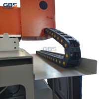 Structure compacte de robot portique intégré avec courroie et guide linéaire pour système de chargement/déchargement automatique de tour CNC