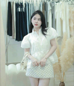 Ensemble haut blanc style poupée avec boutons recouverts et jupe plissée, style chic décontracté vietnamien, col Peter Pan, mini-short à pois - Product Image 4