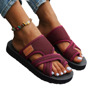 Sandalias de playa planas casuales con punta abierta para mujer europea y americana, talla grande, recién llegadas, sandalias de playa de talla grande. - Product Image 1