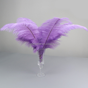 Plumas de avestruz teñidas en blanco y morado de 40-45cm al por mayor, plumas de avestruz a granel para decoración de centro de mesa o lámpara - Product Image 1
