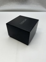 Boîte de papier noir gaufré avec logo personnalisé de haute qualité pour emballage cadeau avec doublure en mousse