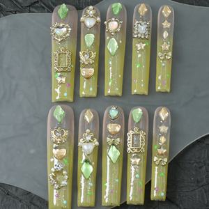 Vente en gros de faux ongles faits main de luxe en acrylique, couvrance totale 3D, longs, forme cercueil, motifs papillon et étoile, French manucure, haute qualité - Product Image 5