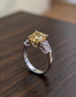 Bague de fiançailles en or 10K 14K 18K avec diamant de laboratoire jaune vif fantaisie taille coussin de 5,04 carats, trois pierres, bijoux de mariée certifiés IGI