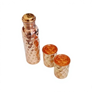 Botella de Agua de Cobre Martillado con Diseño de Diamantes, con 2 Vasos, Duradera y con Diseños Personalizables, Embalaje de Regalo Disponible - Product Image 1